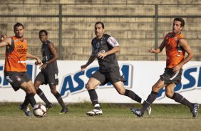 Leandro Castn; Moacir; Danilo e Edu Gaspar durante o treino do Corinthians realizado esta tarde no Parque So Jorge, zona leste da cidade; o prximo jogo do time ser dia 22/04, contra o Independiente de Medellin, da Colmbia, no Pacaembu, ultimo jogo da fase de classificao da Copa Libertadores da Amrica 2010