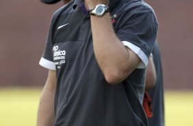 Mano Menezes durante o treino do Corinthians realizado esta tarde no Parque So Jorge, zona leste da cidade; o prximo jogo do time ser dia 22/04, contra o Independiente de Medellin, da Colmbia, no Pacaembu, ultimo jogo da fase de classificao da Copa Libertadores da Amrica 2010
