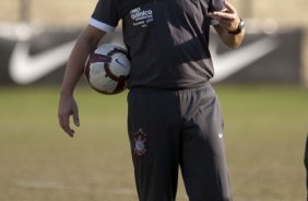 Mano Menezes durante o treino do Corinthians realizado esta tarde no Parque So Jorge, zona leste da cidade; o prximo jogo do time ser dia 22/04, contra o Independiente de Medellin, da Colmbia, no Pacaembu, ultimo jogo da fase de classificao da Copa Libertadores da Amrica 2010