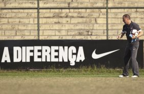 Mano Menezes durante o treino do Corinthians realizado esta tarde no Parque So Jorge, zona leste da cidade; o prximo jogo do time ser dia 22/04, contra o Independiente de Medellin, da Colmbia, no Pacaembu, ultimo jogo da fase de classificao da Copa Libertadores da Amrica 2010