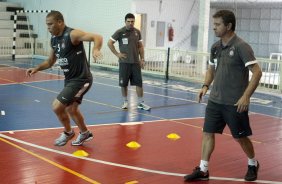 O atacante Ronaldo, ao lado do preparador fsico Walmir Cruz e do fisioterapeuta Bruno Mazziotti, fez um treinamento especial, e visto em acao esta tarde no ginasio do Parque So Jorge, zona leste da cidade; o prximo jogo do time ser dia 22/04, contra o Independiente de Medellin, da Colmbia, no Pacaembu, ultimo jogo da fase de classificao da Copa Libertadores da Amrica 2010