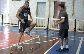 O atacante Ronaldo, ao lado do preparador fsico Walmir Cruz, fez um treinamento especial, e visto em acao esta tarde no ginasio do Parque So Jorge, zona leste da cidade; o prximo jogo do time ser dia 22/04, contra o Independiente de Medellin, da Colmbia, no Pacaembu, ultimo jogo da fase de classificao da Copa Libertadores da Amrica 2010