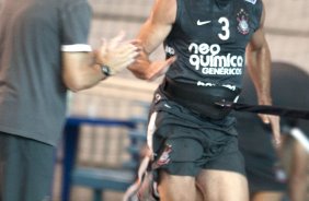 O atacante Ronaldo, ao lado do preparador fsico Walmir Cruz, fez um treinamento especial, e visto em acao esta tarde no ginasio do Parque So Jorge, zona leste da cidade; o prximo jogo do time ser dia 22/04, contra o Independiente de Medellin, da Colmbia, no Pacaembu, ultimo jogo da fase de classificao da Copa Libertadores da Amrica 2010