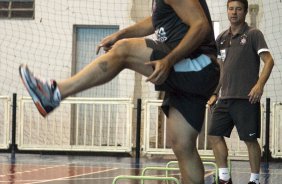 O atacante Ronaldo, ao lado do preparador fsico Walmir Cruz, que fez um treinamento especial, e visto em acao esta tarde no ginasio do Parque So Jorge, zona leste da cidade; o prximo jogo do time ser dia 22/04, contra o Independiente de Medellin, da Colmbia, no Pacaembu, ultimo jogo da fase de classificao da Copa Libertadores da Amrica 2010