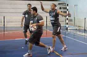 O atacante Ronaldo jogando basquetebol, ao lado do prearadr fsico Walmir Cruz e do fisioterapeuta Bruno Mazziotti, fez um treinamento especial, e visto em acao esta tarde no ginasio do Parque So Jorge, zona leste da cidade; o prximo jogo do time ser dia 22/04, contra o Independiente de Medellin, da Colmbia, no Pacaembu, ultimo jogo da fase de classificao da Copa Libertadores da Amrica 2010