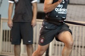 O atacante Ronaldo, que fez um treinamento especial, e visto em acao esta tarde no ginasio do Parque So Jorge, zona leste da cidade; o prximo jogo do time ser dia 22/04, contra o Independiente de Medellin, da Colmbia, no Pacaembu, ultimo jogo da fase de classificao da Copa Libertadores da Amrica 2010