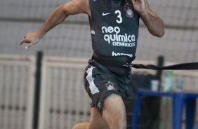 O atacante Ronaldo, que fez um treinamento especial, e visto em acao esta tarde no ginasio do Parque So Jorge, zona leste da cidade; o prximo jogo do time ser dia 22/04, contra o Independiente de Medellin, da Colmbia, no Pacaembu, ultimo jogo da fase de classificao da Copa Libertadores da Amrica 2010