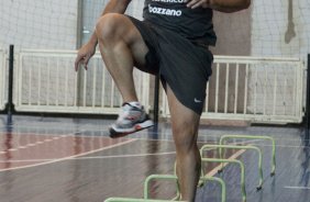 O atacante Ronaldo, que fez um treinamento especial, e visto em acao esta tarde no ginasio do Parque So Jorge, zona leste da cidade; o prximo jogo do time ser dia 22/04, contra o Independiente de Medellin, da Colmbia, no Pacaembu, ultimo jogo da fase de classificao da Copa Libertadores da Amrica 2010