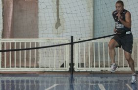 O atacante Ronaldo, que fez um treinamento especial, e visto em acao esta tarde no ginasio do Parque So Jorge, zona leste da cidade; o prximo jogo do time ser dia 22/04, contra o Independiente de Medellin, da Colmbia, no Pacaembu, ultimo jogo da fase de classificao da Copa Libertadores da Amrica 2010