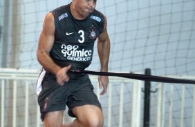 O atacante Ronaldo, que fez um treinamento especial, e visto em acao esta tarde no ginasio do Parque So Jorge, zona leste da cidade; o prximo jogo do time ser dia 22/04, contra o Independiente de Medellin, da Colmbia, no Pacaembu, ultimo jogo da fase de classificao da Copa Libertadores da Amrica 2010