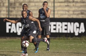 Roberto Carlos, com Elias e Ronaldo, atras, durante o treino do Corinthians realizado esta tarde no Parque So Jorge, zona leste da cidade; o prximo jogo do time ser dia 22/04, contra o Independiente de Medellin, da Colmbia, no Pacaembu, ultimo jogo da fase de classificao da Copa Libertadores da Amrica 2010