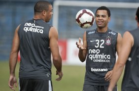 Ronaldo e Dentinho durante o treino do Corinthians realizado esta tarde no Parque So Jorge, zona leste da cidade; o prximo jogo do time ser dia 22/04, contra o Independiente de Medellin, da Colmbia, no Pacaembu, ultimo jogo da fase de classificao da Copa Libertadores da Amrica 2010