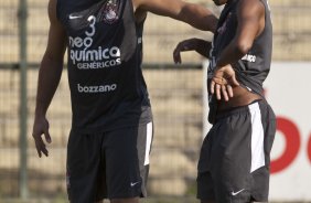 Ronaldo e Elias durante o treino do Corinthians realizado esta tarde no Parque So Jorge, zona leste da cidade; o prximo jogo do time ser dia 22/04, contra o Independiente de Medellin, da Colmbia, no Pacaembu, ultimo jogo da fase de classificao da Copa Libertadores da Amrica 2010