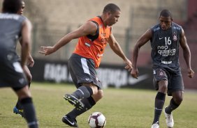 Ronaldo e Jucilei durante o treino do Corinthians realizado esta tarde no Parque So Jorge, zona leste da cidade; o prximo jogo do time ser dia 22/04, contra o Independiente de Medellin, da Colmbia, no Pacaembu, ultimo jogo da fase de classificao da Copa Libertadores da Amrica 2010