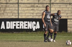 Ronaldo e Roberto Carlos durante o treino do Corinthians realizado esta tarde no Parque So Jorge, zona leste da cidade; o prximo jogo do time ser dia 22/04, contra o Independiente de Medellin, da Colmbia, no Pacaembu, ultimo jogo da fase de classificao da Copa Libertadores da Amrica 2010