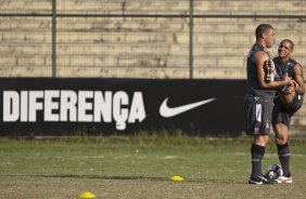 Ronaldo e Roberto Carlos durante o treino do Corinthians realizado esta tarde no Parque So Jorge, zona leste da cidade; o prximo jogo do time ser dia 22/04, contra o Independiente de Medellin, da Colmbia, no Pacaembu, ultimo jogo da fase de classificao da Copa Libertadores da Amrica 2010