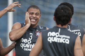 Ronaldo levando petelecos durante o treino do Corinthians realizado esta tarde no Parque So Jorge, zona leste da cidade; o prximo jogo do time ser dia 22/04, contra o Independiente de Medellin, da Colmbia, no Pacaembu, ultimo jogo da fase de classificao da Copa Libertadores da Amrica 2010