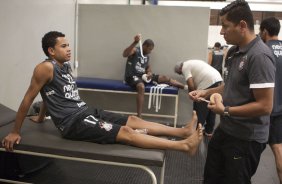 CORINTHIANS/BRASIL X INDEPENDIENTE/COLOMBIA - Dentinho e o enfermeiro Cleber Costa nos vestiários antes da partida realizada esta noite no estádio do Pacaembu, válida pelo returno da fase de classificação da Copa Libertadores da América 2010