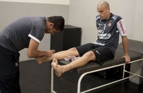 CORINTHIANS/BRASIL X INDEPENDIENTE/COLOMBIA - O enfermeiro Cleber Costa e Julio Cesar nos vestiários antes da partida realizada esta noite no estádio do Pacaembu, válida pelo returno da fase de classificação da Copa Libertadores da América 2010