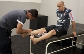 CORINTHIANS/BRASIL X INDEPENDIENTE/COLOMBIA - O enfermeiro Cleber Costa e Julio Cesar nos vestirios antes da partida realizada esta noite no estdio do Pacaembu, vlida pelo returno da fase de classificao da Copa Libertadores da Amrica 2010