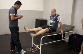 CORINTHIANS/BRASIL X INDEPENDIENTE/COLOMBIA - O enfermeiro Cleber Costa e Julio Cesar nos vestiários antes da partida realizada esta noite no estádio do Pacaembu, válida pelo returno da fase de classificação da Copa Libertadores da América 2010