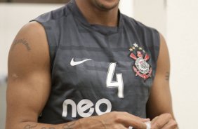 CORINTHIANS/BRASIL X INDEPENDIENTE/COLOMBIA - Roberto Carlos nos vestirios antes da partida realizada esta noite no estdio do Pacaembu, vlida pelo returno da fase de classificao da Copa Libertadores da Amrica 2010