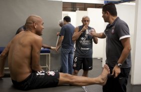 CORINTHIANS/BRASIL X INDEPENDIENTE/COLOMBIA - Souza; Roberto Carlos e o enfermeiro Cleber Costa nos vestiários antes da partida realizada esta noite no estádio do Pacaembu, válida pelo returno da fase de classificação da Copa Libertadores da América 2010