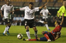 Iarley deixa Restrepo no chao durante partida entre Corinthians X Independiente de Medellin vlida pela Copa Santander Libertadores realizada no estdio do Pacaembu