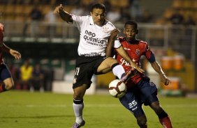 Iarley e Jimenez durante partida entre Corinthians X Independiente de Medellin válida pela Copa Santander Libertadores realizada no estádio do Pacaembu
