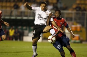 Iarley e Jimenez durante partida entre Corinthians X Independiente de Medellin vlida pela Copa Santander Libertadores realizada no estdio do Pacaembu