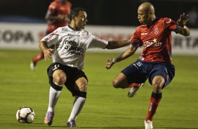 Iarley e Ortiz durante partida entre Corinthians X Independiente de Medellin vlida pela Copa Santander Libertadores realizada no estdio do Pacaembu