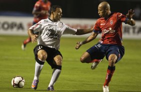 Iarley e Ortiz durante partida entre Corinthians X Independiente de Medellin válida pela Copa Santander Libertadores realizada no estádio do Pacaembu