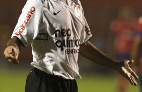Iarley reclama do bandeirinha durante partida entre Corinthians X Independiente de Medellin válida pela Copa Santander Libertadores realizada no estádio do Pacaembu