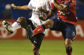 Ralf e Gimenez durante partida entre Corinthians X Independiente de Medellin válida pela Copa Santander Libertadores realizada no estádio do Pacaembu