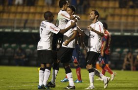 William e Deninho comemoram gol do Corinthians durante partida entre Corinthians X Independiente de Medellin válida pela Copa Santander Libertadores realizada no estádio do Pacaembu