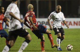 CORINTHIANS/BRASIL X INDEPENDIENTE/COLOMBIA - em um lance da partida realizada esta noite no estádio do Pacaembu, válida pelo returno da fase de classificação da Copa Libertadores da América 2010