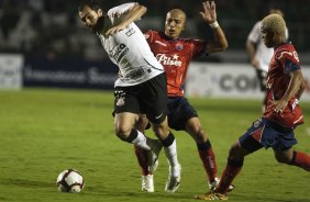 CORINTHIANS/BRASIL X INDEPENDIENTE/COLOMBIA - em um lance da partida realizada esta noite no estádio do Pacaembu, válida pelo returno da fase de classificação da Copa Libertadores da América 2010