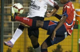 CORINTHIANS/BRASIL X INDEPENDIENTE/COLOMBIA - em um lance da partida realizada esta noite no estádio do Pacaembu, válida pelo returno da fase de classificação da Copa Libertadores da América 2010
