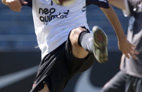 Danilo durante o treino do Corinthians realizado esta manh no Parque So Jorge. O prximo jogo do time ser quarta-feira, dia 28/04, no Maracan, contra o Flamengo, jogo de ida das oitavas de final da Taca Libertadores da Amrica 2010; So Paulo, Brasil