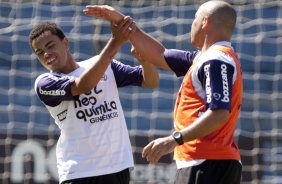 Dentinho e Ronaldo brincam durante o treino do Corinthians realizado esta manh no Parque So Jorge. O prximo jogo do time ser quarta-feira, dia 28/04, no Maracan, contra o Flamengo, jogo de ida das oitavas de final da Taca Libertadores da Amrica 2010; So Paulo, Brasil