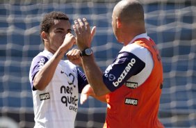 Dentinho e Ronaldo brincam durante o treino do Corinthians realizado esta manh no Parque So Jorge. O prximo jogo do time ser quarta-feira, dia 28/04, no Maracan, contra o Flamengo, jogo de ida das oitavas de final da Taca Libertadores da Amrica 2010; So Paulo, Brasil