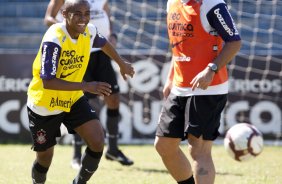 Elias e Dentinho durante o treino do Corinthians realizado esta manh no Parque So Jorge. O prximo jogo do time ser quarta-feira, dia 28/04, no Maracan, contra o Flamengo, jogo de ida das oitavas de final da Taca Libertadores da Amrica 2010; So Paulo, Brasil