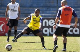 Elias e Ronaldo durante o treino do Corinthians realizado esta manh no Parque So Jorge. O prximo jogo do time ser quarta-feira, dia 28/04, no Maracan, contra o Flamengo, jogo de ida das oitavas de final da Taca Libertadores da Amrica 2010; So Paulo, Brasil