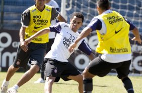 Fabio Carille, auxiliar tcnico, Dentinho e Ralf, de costas, durante o treino do Corinthians realizado esta manh no Parque So Jorge. O prximo jogo do time ser quarta-feira, dia 28/04, no Maracan, contra o Flamengo, jogo de ida das oitavas de final da Taca Libertadores da Amrica 2010; So Paulo, Brasil