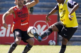 Iarley e Elias durante o treino do Corinthians realizado esta manh no Parque So Jorge. O prximo jogo do time ser quarta-feira, dia 28/04, no Maracan, contra o Flamengo, jogo de ida das oitavas de final da Taca Libertadores da Amrica 2010; So Paulo, Brasil