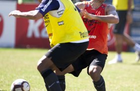 Ralf divide a bola com Iarley durante o treino do Corinthians realizado esta manh no Parque So Jorge. O prximo jogo do time ser quarta-feira, dia 28/04, no Maracan, contra o Flamengo, jogo de ida das oitavas de final da Taca Libertadores da Amrica 2010; So Paulo, Brasil