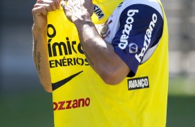 Roberto Carlos durante o treino do Corinthians realizado esta manh no Parque So Jorge. O prximo jogo do time ser quarta-feira, dia 28/04, no Maracan, contra o Flamengo, jogo de ida das oitavas de final da Taca Libertadores da Amrica 2010; So Paulo, Brasil