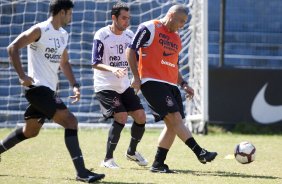 William; Danilo e Ronaldo durante o treino do Corinthians realizado esta manh no Parque So Jorge. O prximo jogo do time ser quarta-feira, dia 28/04, no Maracan, contra o Flamengo, jogo de ida das oitavas de final da Taca Libertadores da Amrica 2010; So Paulo, Brasil