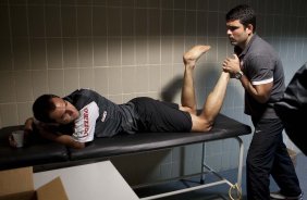 Danilo e o fisioterapeuta Bruno Mazziotti nos vestiários antes da partida entre Flamengo x Corinthians válida pela Copa Santander Libertadores realizada no estádio do Maracanã
