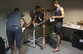 Jucilei e Dentinho nos vestiários antes da partida entre Flamengo x Corinthians válida pela Copa Santander Libertadores realizada no estádio do Maracanã